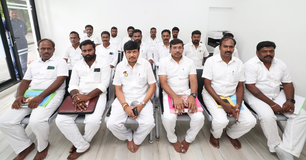 Udhaystalin's tweet photo. திருப்பூர் தெற்கு- திருப்பூர் கிழக்கு மாவட்டங்களில் காலியாக உள்ள இளைஞர் அணி மாவட்ட அமைப்பாளர், துணை அமைப்பாளர் பொறுப்புகளுக்கு, விண்ணப்பித்திருந்தவர்களை மாநில துணைச் செயலாளர் சகோதரர் @keprakashdmk  முன்னிலையில், இன்று காலை நேர்காணல் செய்தோம்.

அவர்கள் இதுவரை ஆற்றியுள்ள கழகப் பணிகள் குறித்து கேட்டறிந்து, கொண்டுவந்திருந்த புகைப்படத் தொகுப்பு- மினிட் புத்தகம் ஆகியவற்றை ஆய்வு செய்து, பணி சிறக்க வாழ்த்தினோம்.

@dmk_youthwing  #கழக_இளைஞர்_அணி