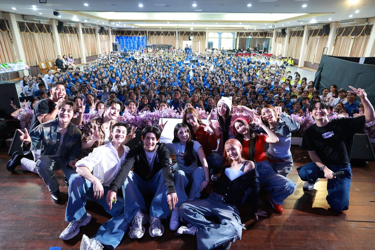 GMMTV's tweet image. นำภาพ 'GMMTV PRO-TEEN SCHOOL TOUR 2025' เมื่อวานนี้ที่ “โรงเรียนระยองวิทยาคม” มาฝาก
ต้องขอขอบคุณนักเรียน คุณครู และบุคลากรจากทุกๆ คนด้วยนะคะ
พวกเราสนุกสนานกันมากๆ หวังว่าเราจะได้กลับมาเจอกันอีกน้าาาาา
#GMMTVSchoolTour2025xRYW
#GMMTVSchoolTour2025
#GMMTV @jnnrrs @FELIZZOfficial_…