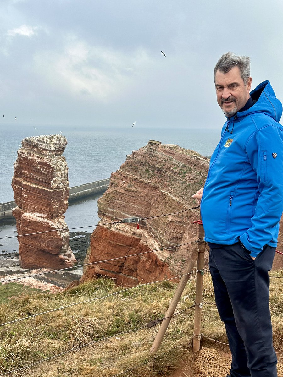 Markus_Soeder's tweet image. Steife Brise bei der Langen Anna, dem Wahrzeichen von #Helgoland. Super Frisur, oder? 💨😄