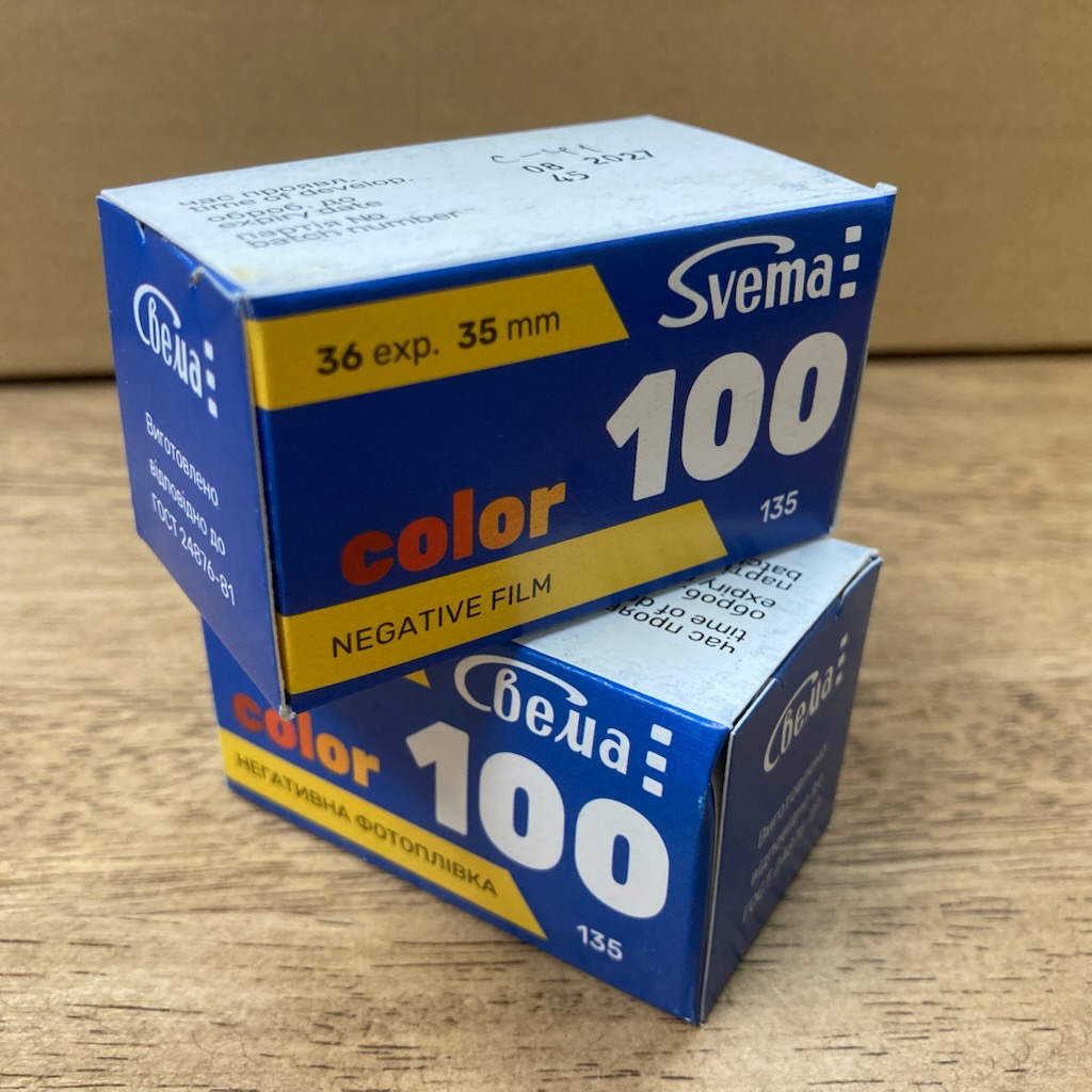 champcamera's tweet photo. \#SVEMA COLOR 100 135-36exp/
なんと!! 現行の #カラーネガ
「#Astrum SVEMA COLOR 100 135-36exp」
#ウクライナ より直輸入にて入荷いたしました!
温かみのあるピンクと鮮やかな赤を基調としつつも、全体的にバランスの取れた色彩を特徴としています。赤い被写体は、他の色の背景に対してより鮮やかに強調されます。そのため、赤い被写体に焦点を当てることで、このフィルムの持つ特徴をクリエイティブに活用することができます。感度をIO80からISO125に変更することで、画質を損なうことなく、異なる色の彩度と色相になります。
#SVEMACOLOR100 #ISO100 #フィルム #フィルム現像 #横浜市青葉区 #田園都市線