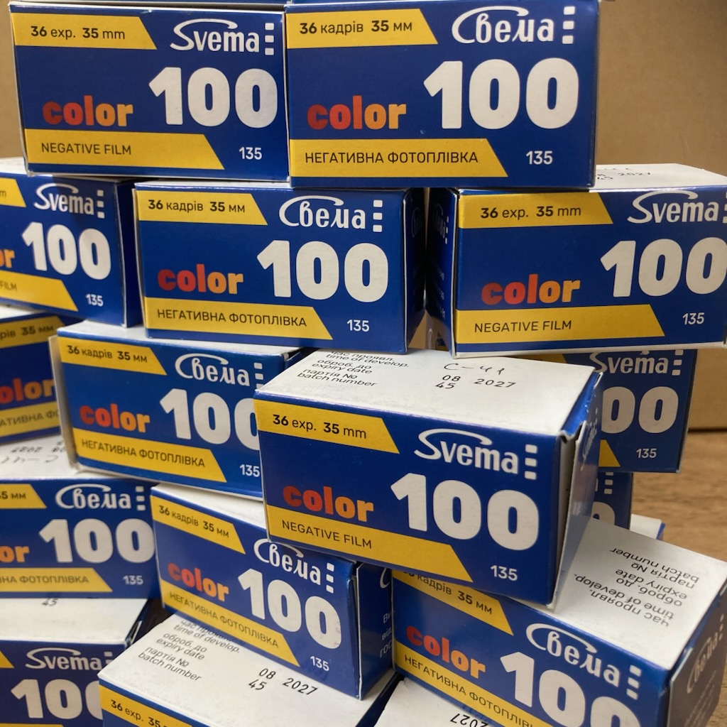 champcamera's tweet photo. \#SVEMA COLOR 100 135-36exp/
なんと!! 現行の #カラーネガ
「#Astrum SVEMA COLOR 100 135-36exp」
#ウクライナ より直輸入にて入荷いたしました!
温かみのあるピンクと鮮やかな赤を基調としつつも、全体的にバランスの取れた色彩を特徴としています。赤い被写体は、他の色の背景に対してより鮮やかに強調されます。そのため、赤い被写体に焦点を当てることで、このフィルムの持つ特徴をクリエイティブに活用することができます。感度をIO80からISO125に変更することで、画質を損なうことなく、異なる色の彩度と色相になります。
#SVEMACOLOR100 #ISO100 #フィルム #フィルム現像 #横浜市青葉区 #田園都市線