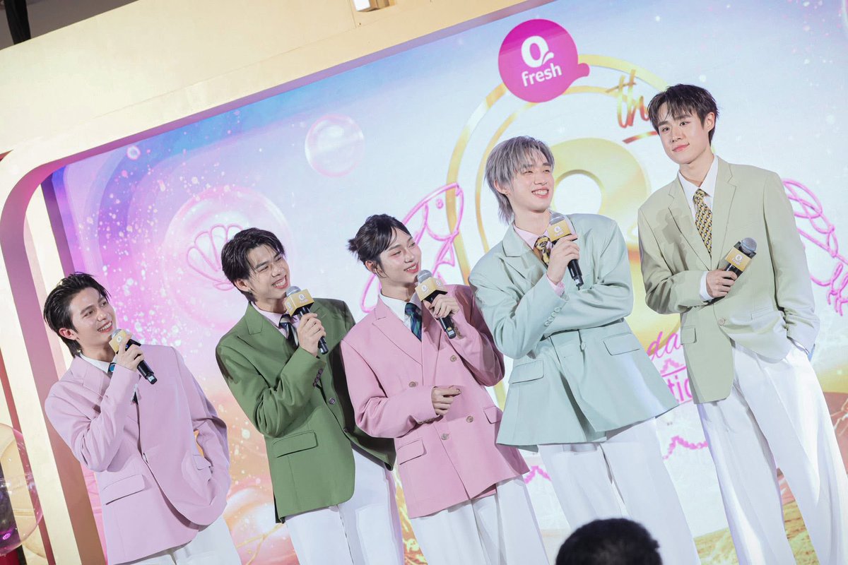 centralwOrld's tweet photo. บรรยากาศงาน 💕 Qfresh 8th Birthday Sealebration ฉลองครบรอบ 8 ปี จัดอย่างยิ่งใหญ่ ที่เซ็นทรัลเวิลด์ ซึ่งได้ศิลปินวง LYKN มาร่วมฉลอง พร้อมเสิร์ฟความฟินให้แฟนๆด้วยมินิคอนเสิร์ตสุดพิเศษ

LYKN QFRESH BD

#QfreshxLykn #Qfresh
#LYKN 
#Qfresh8thbirthday
#centralwOrld https://t.co/SGLyDjwiXL