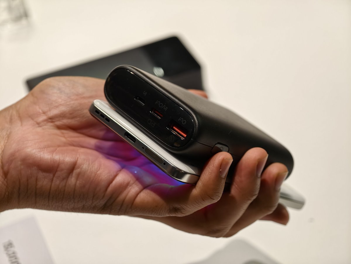 This is realme's latest concept phone that has a 15,000 mAh battery capacity.

What's impressive is that the phone is only 8.89 mm thick.

Next to a 15,000 mAh battery pack, it is so thin and light.