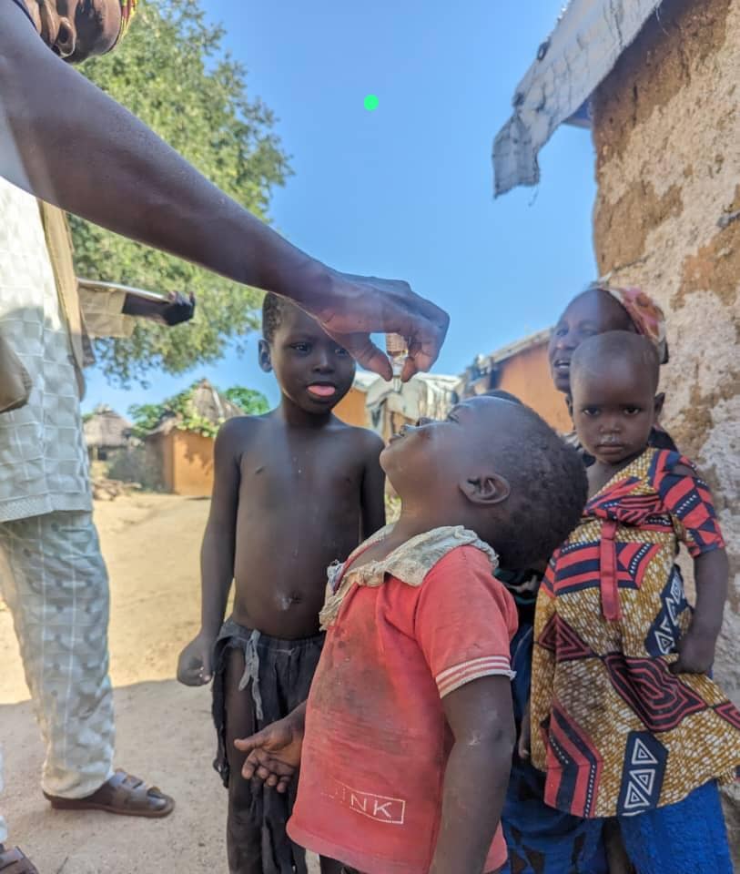 pevcameroun's tweet photo. Ce petit geste permet de préserver des millions de vies tous les jours dans nos communautés...Alors restons toujours mobilisés !
This simple act helps save millions of lives every day in our communities... So let's keep mobilised!
#VacRoutine237 @PEVCameroon https://t.co/KelIsS3XYp