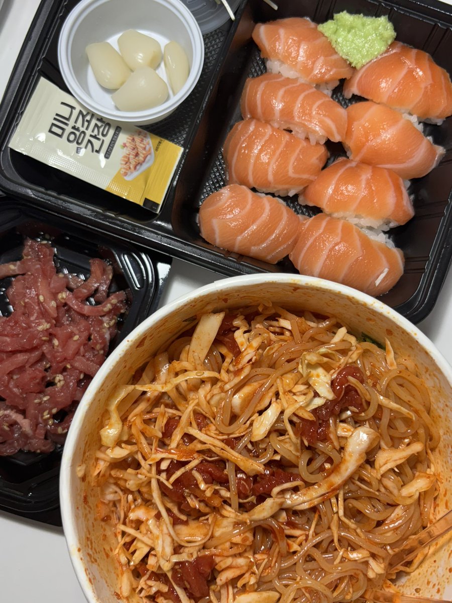 육회쫄면 연어초밥