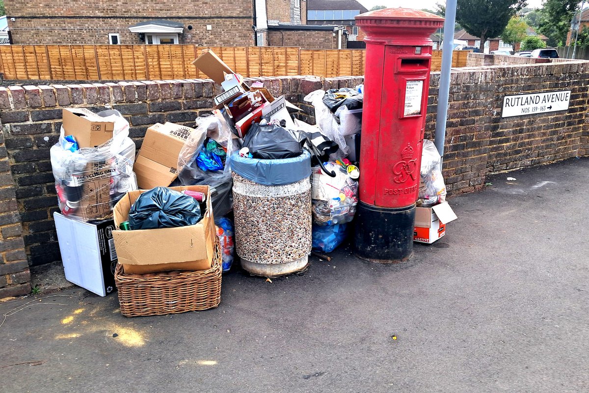 #SpotTheBin !
This is #flytipping in #Castlefield #HighWycombe
🔹️Unsightly
🔸️Potentially injurious
🔺️Being investigated with a view to issuing £1,000 fixed penalty(ies) to offender(s) based on evidence found in the waste 🚯
#ZeroTolerance response applies
#SCRAPflytipping