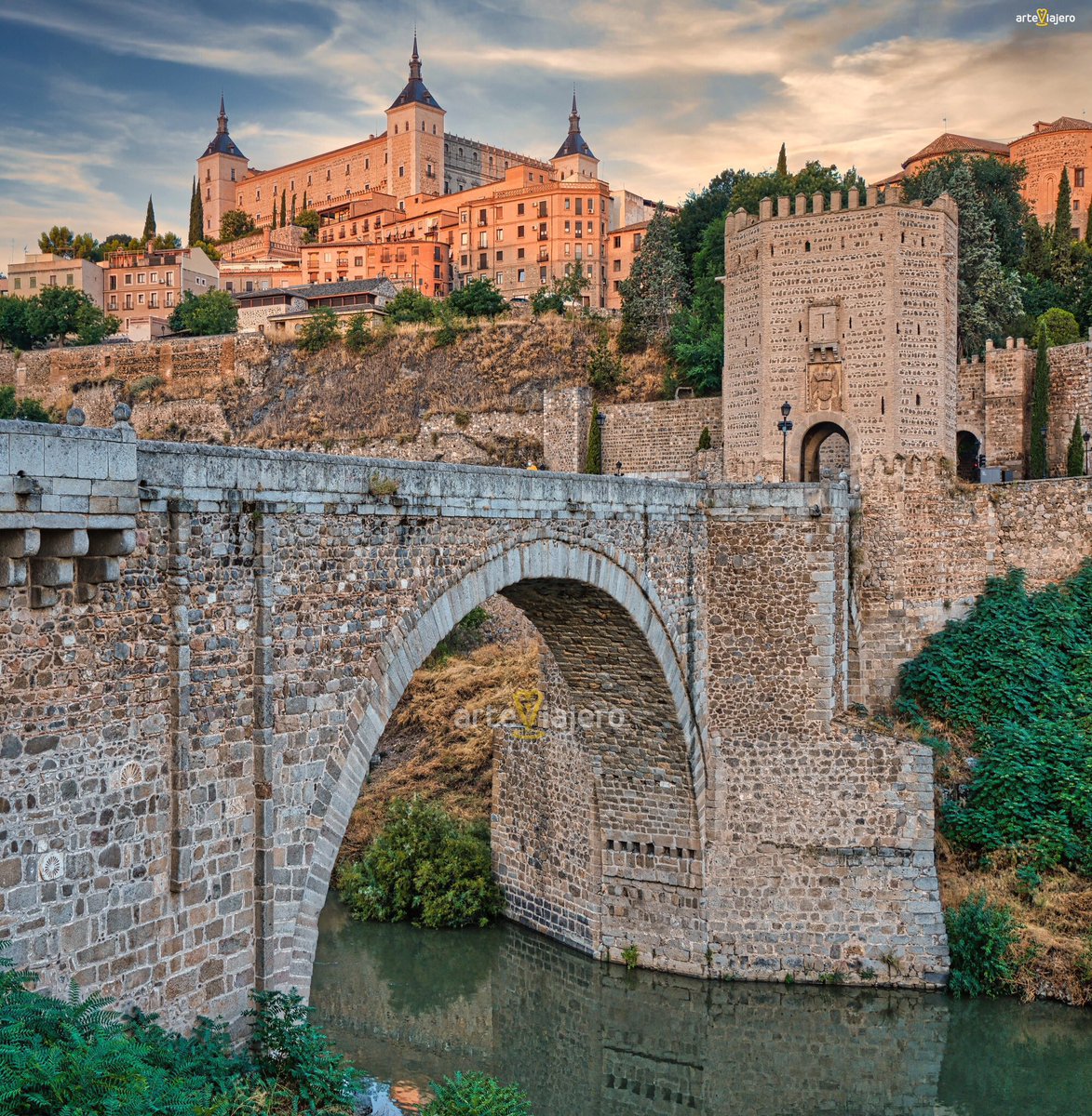 El Puente de Alcántara y el Alcázar de Toledo ❤️
#FelizMiercoles #BuenosDias