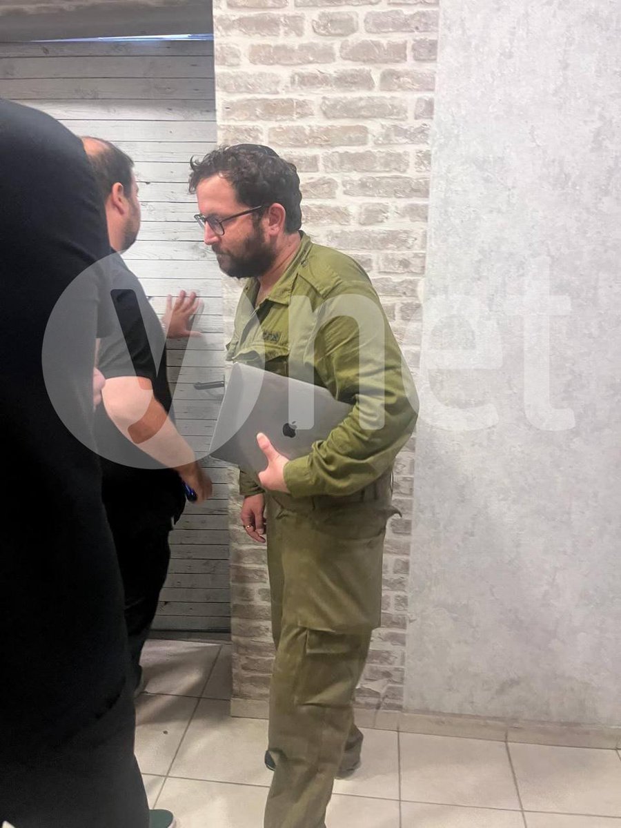 רס״נים במילואים שעושים תפקידים חיוניים בתאי השליטה של חה״א, לא יכולים להיכנס לקריה בלי זימון למילואים ו/או אישור ספציפי, אבל אדם שהוא לא עובד מדינה/ציבור, אין לו סיווג בטחוני, וגם לא תעודת מילואים הצליח להיכנס על מדי ב׳

קלאסיקה