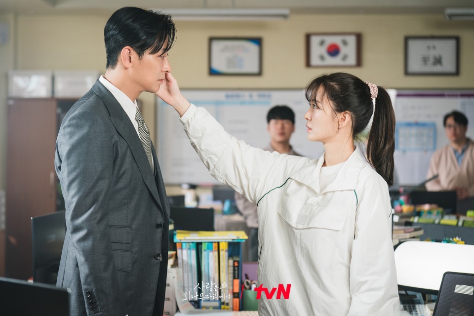 TheAnnyeongOppa's tweet image. Your English teacher and your gym teacher are getting married 🧨

📸 tvN

#LoveYourEnemy #JuJiHoon #JungYuMi