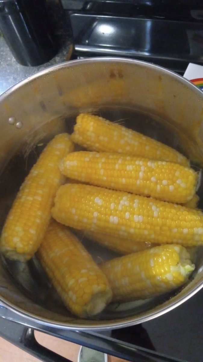 Tan8696's tweet image. Savoring the simple joys: juicy porkchops &amp;amp; sweet corn for dinner 🍴🌽🥩 #DinnerDelight #ComfortFood