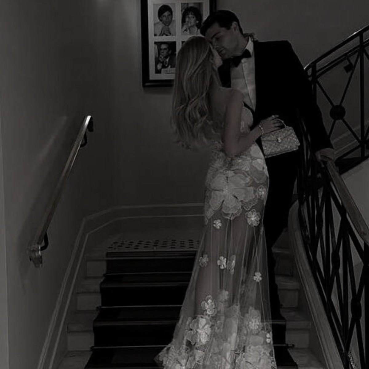 “Zerknęłam mu w oczy, orientując się, że patrzył na mnie przez cały ten czas.

— Czy mogę cię pocałować? – Mój głos był niewiele głośniejszy od szeptu.

— Owszem, 𝑝𝑎𝑛𝑛𝑜 𝐻𝑒𝑎𝑟𝑡.” #BlackLies