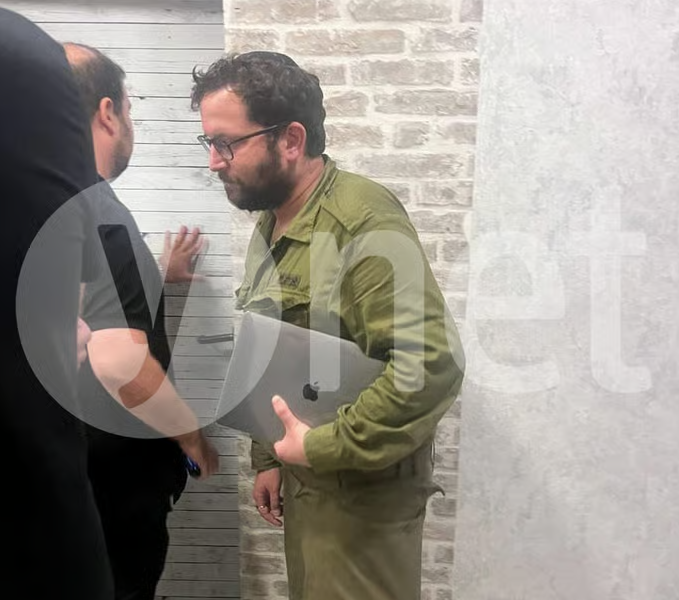 סיפורו של מחשב... לפני כחודש הגעתי להרצות במקום מסווג, בכניסה נאלצתי להשאיר את הרכב מחוץ למתקן (יש איסור כניסה לרכבים שיוצרו בסין למקומות רגישים) הגעתי לכניסה,הזדהתי. המאבטח שאל "יש לך מחשב?" בדק איפה יוצר המחשב (סין) ונאלצתי להשאיר את המחשב בשער. את המצגת העברתי לדיסקונקי שהוכנס