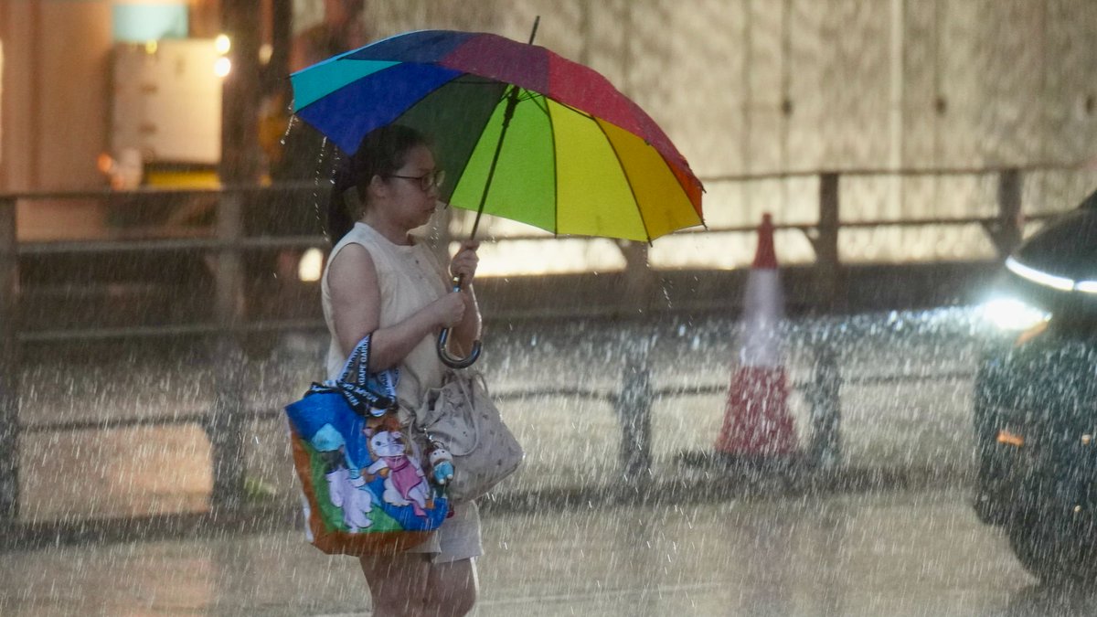 The #HongKong Observatory is considering issuing the Standby Signal No. 1 between Wednesday night and Thursday morning in case a broad area of low pressure to the West of Luzon develops into a tropical cyclone. #HKO #hkweather #weather
buff.ly/siWzAXz