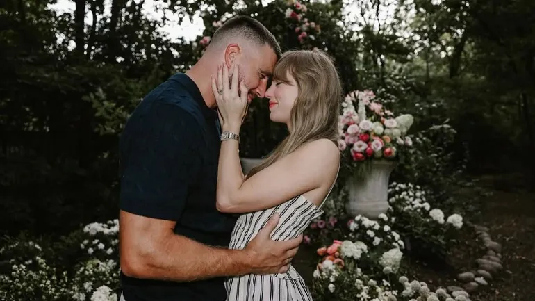 💍🌍 Taylor Swift dit OUI à Travis Kelce… et Internet explose 📱🔥 !
De New York à Abidjan, de Dakar à Kinshasa, la nouvelle inonde les timelines.
👉 Preuve qu’une histoire d’amour peut devenir un phénomène mondial.
Mais en vrai, on s’emballe pas un peu trop ? 😉

#TaylorSwift