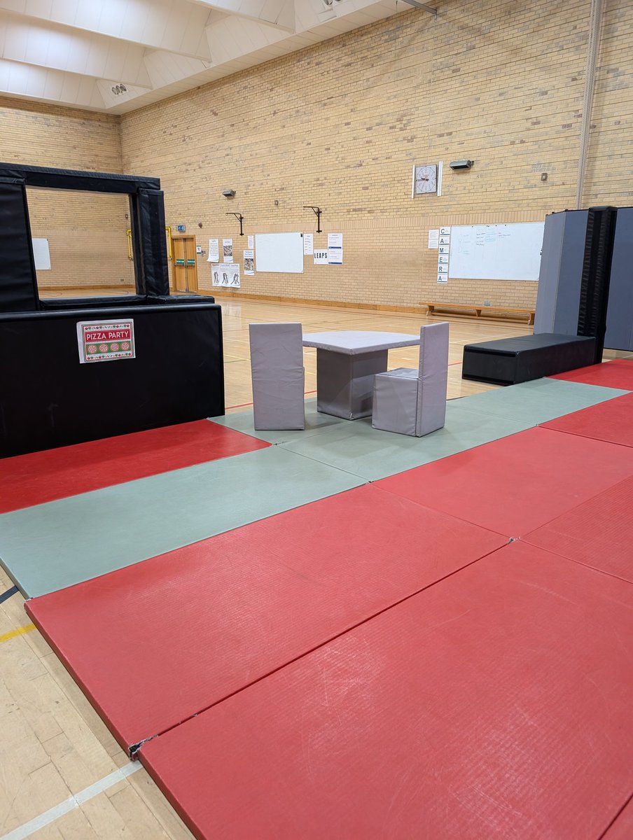 WMerciaSpecials's tweet photo. Two of our Specials are on day 2 of their annual Public and Personal Safety Training today, this involves amongst other things, getting involved in scenarios to replicate real life incidents. What could go wrong in a pizza parlour eh? 😂 SC39869
#specials #ppst #officersafety https://t.co/ksL5KMJNNM