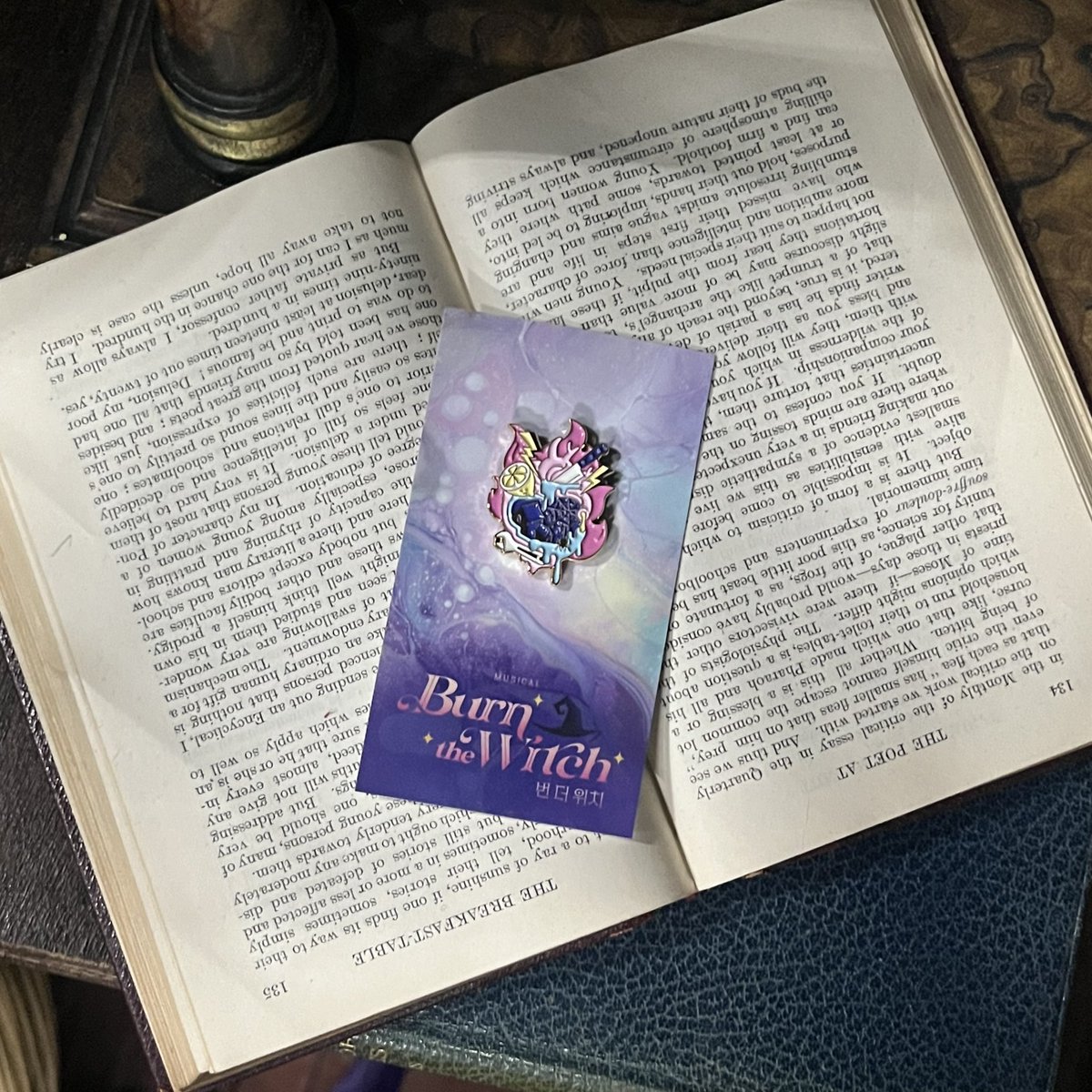 ❤️‍🔥 뮤지컬 <번 더 위치> 

🍽️ MD 판매 안내

✔️ 뱃지 : 10,000원

금일 8시 공연부터 MD부스에서 구매 가능합니다.

_
2025.07.08 - 10.12
홍익대 대학로 아트센터 소극장

#번더위치 #낭만바리케이트 #쇼노트