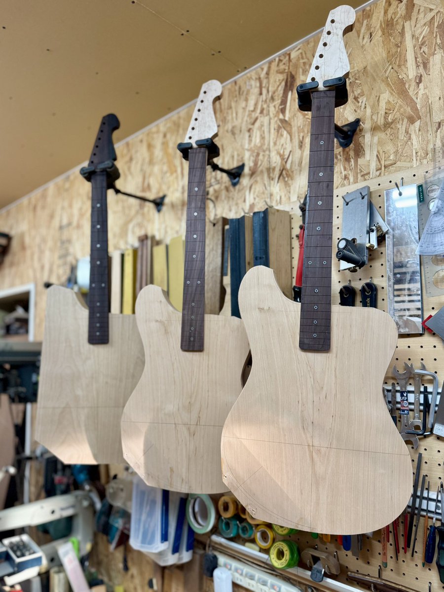 製作中のQuinticは、ドロップトップ時の接着剤の水分が抜けて反りが落ち着きましたので、ボディの厚みを仕上げた後、大事なネックとのジョイント部加工。

3本とも、ネックをはめるだけて、吊るしても落ちない精度で加工しています。