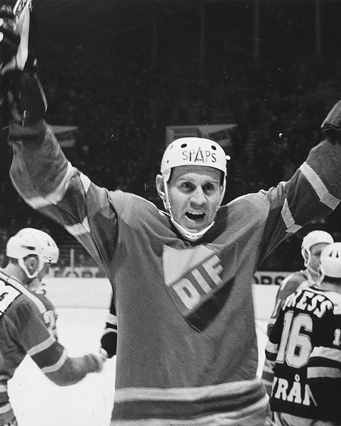 DIFHockeyse's tweet photo. Mästaren 𝗦𝘃𝗲𝗻 𝗧𝘂𝗺𝗯𝗮 📸🎞️

🥇 𝟖 SM-guld i hockey
🥇 𝟏 SM-guld i fotboll
🥇 𝟑 VM-guld i hockey
🥈 𝟏 OS-silver i hockey
🥈 𝟏 VM-silver i hockey

#DIFHockey | #AlltidOavsett https://t.co/JBB9WPMfs7