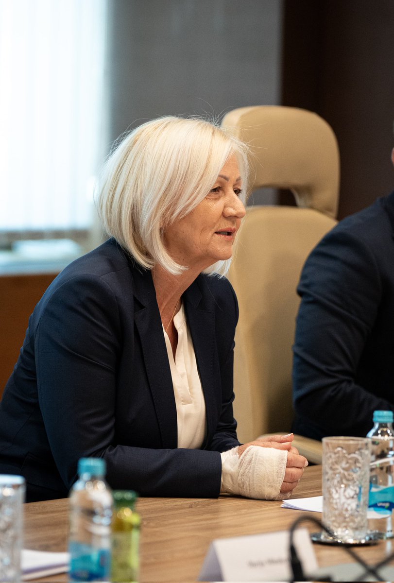 KristoBorjana's tweet image. Primila sam direktoricu EBRD-a Elisabeth Vitzthum u nastupnu posjetu. Razgovarale smo o jačanju suradnje u energetici, prometnoj infrastrukturi i zelenoj agendi. Zahvaljujem EBRD-u na kontinuiranoj potpori Bosni i Hercegovini. 🇧🇦🤝🇪🇺 #BiH #EBRD