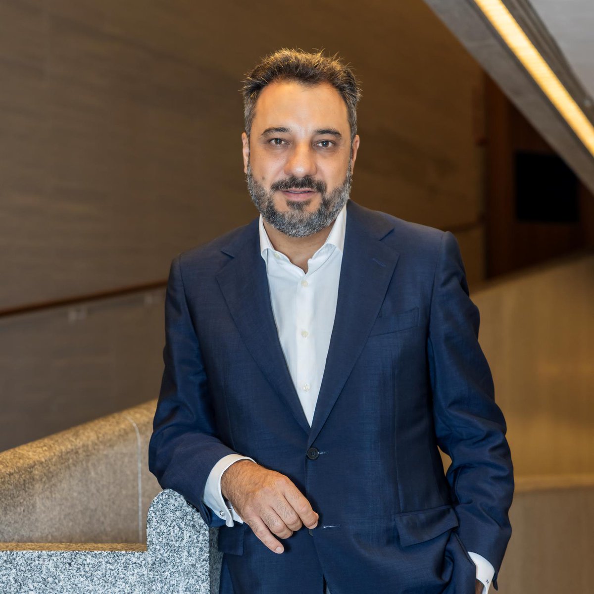 PatrimNacional's tweet photo. 🥳¡Enhorabuena @asluengo!

El subdirector de la Galería de las Colecciones Reales, Antonio J. Sánchez Luengo, ha sido nombrado vocal del @GVA_IVAM, institución de referencia del arte contemporáneo.

¡Estamos muy orgullosos de su nuevo logro! 👏 👏 

https://t.co/3gIdKT5ur9 https://t.co/uHmG9mOOyY