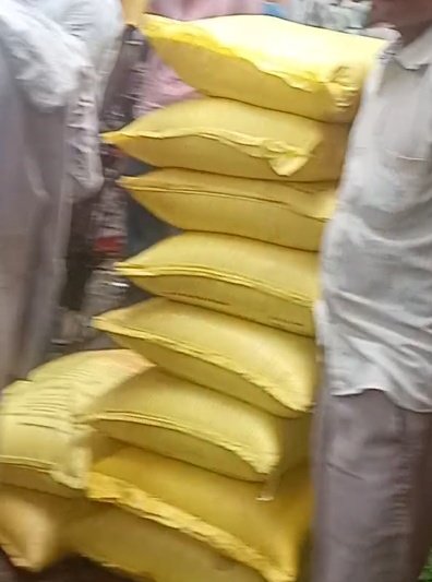 CCNews111's tweet photo. सहकारी समिति केंद्र उमरा व्यो��ापुर अहिरोरी पर किसानों का आरोप बायोमैट्रिक संख्या कम होने के बाद ऐसी क्या वजह खाद का वितरण दूना होता है। फर्जी नाम दर्ज कर बिना बायोमेट्रिक उन्हें 10,10बोरिया दीदी जाती है  @CMOfficeUP  @myogiadityanath @dmhardoi https://t.co/m8AE9QEUym