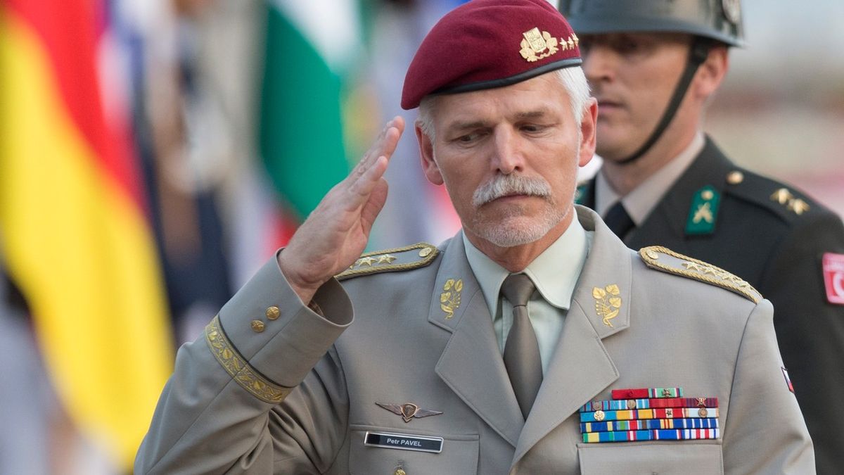 Pro komunistické kolaboranty:
Pan prezident byl před listopadem 1989 výsadkář, žádný agent!
V letech 1983–1988 sloužil u výsadkového pluku v Prostějově. Nejprve jako velitel čety, později roty. Tento útvar pouze organizačně spadal pod Zpravodajskou správu Generálního štábu. Pro