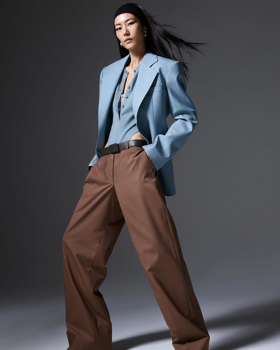 StellaMcCartney's tweet photo. #LiuWen wears runway look 17 from the Winter 2025 collection for @voguemagazine.

The Winter 2025 collection will be available in-store and at https://t.co/2IrfBCc3vj from September 2025.

Shot by Amy Troost
Styled by Tabitha Simmons

#StellaMcCartney #InStella #StellaWinter25 #crueltyfree