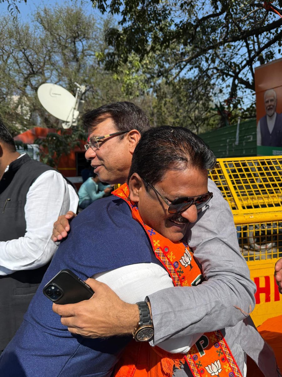 AnujSingh_BJP's tweet image. 1)
@BJP4Delhi प्रदेश पूर्वांचल मोर्चा के प्रदेश अध्यक्ष आदरणीय श्री @santoshojha जी को प्रदेश अध्यक्ष के रूप में 1 वर्ष के ऐतिहासिक रूप से सफल एवं शानदार कार्यकाल की हार्दिक बधाई एवं शुभकामनाएँ। 💐💐