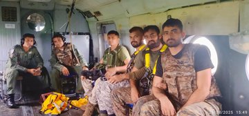 ValourWing16235's tweet image. Swift. Brave. Relentless. 💪
On 26 Aug, #IAF Mi-17 V5 helicopters responded swiftly to a distress call from #DCBastar. Amidst raging waters, 6 marooned civilians were rescued from a rooftop by a #GarudCommando — including 2 women &amp;amp; a child.

#HADR #IAFMCC #HQCAC #NationFirst