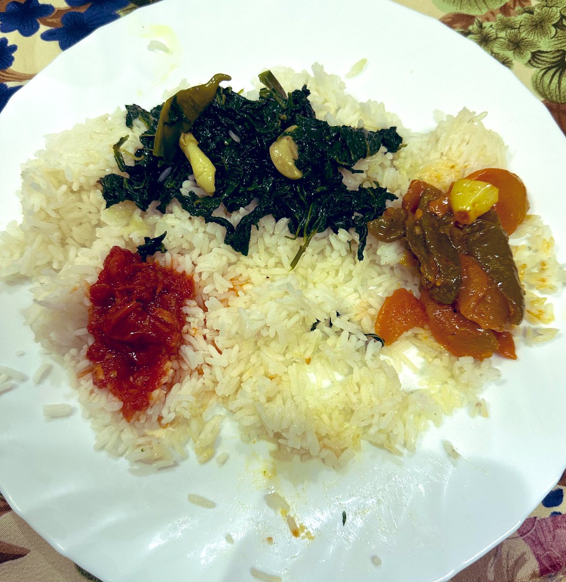 basharatw's tweet image. Every bite on this plate is homegrown and local, straight from our backyard vaer to the plate. 🌱🍅🥔🥬
#Kashmir
