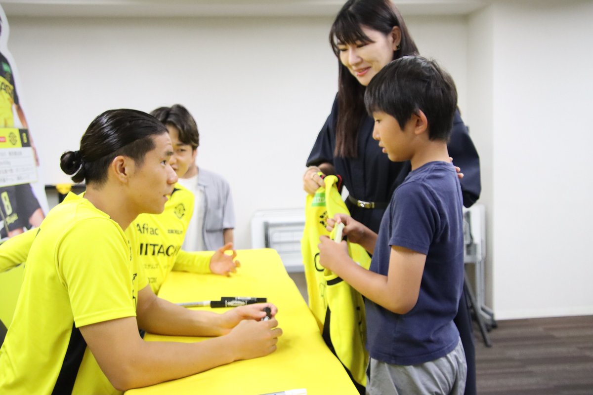 REYSOL_Official's tweet photo. 🟡今日は8月3回目のサイン会を開催しました。#三丸拡 #小泉佳穂 #細谷真大 #中川敦瑛 の4選手が参加し、サポーターの皆さんと楽しいふれあいの時間となりました。暑い中、日立台までお越しいただいてありがとうございました。#柏レイソル #NoREYSOLNoLIFE https://t.co/LYeP8az6km