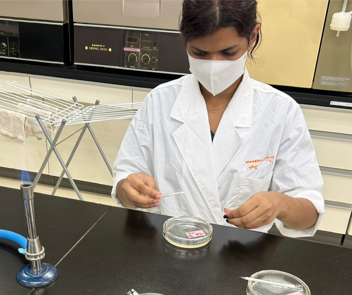 ✨今日のバイオ科1年生は…？

🔬微生物学実習🦠
自分たちで培地をつくり、身の回りの菌を綿棒で採取して培養します！

サンプルは便座、蛇口、スマホなど
一番菌がいるのはどれでしょう？🤔

#微生物実習