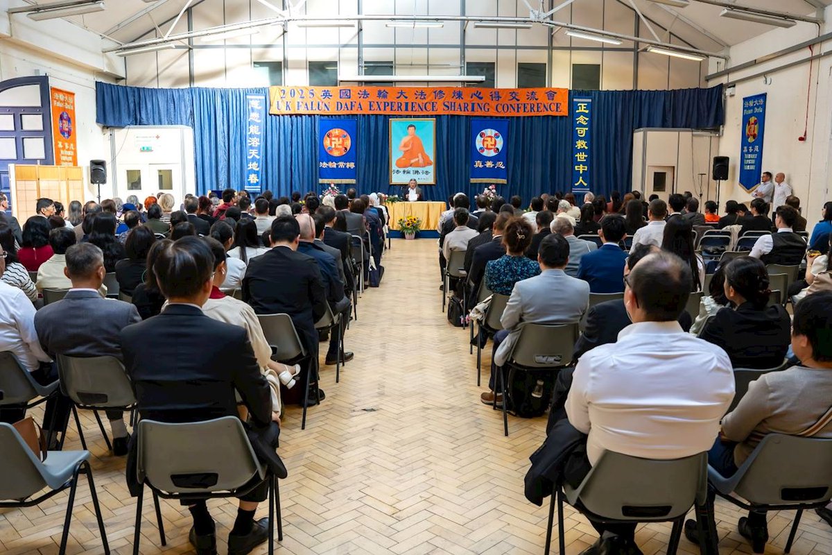 二零二五年八月二十四日，英国法轮大法修炼心得交流会在伦敦圆满举行。来自英国各地的中西方法轮功学员齐聚一堂，十九位学员交流了他们在学法实修、救度众生中的体会与心路历程，比学比修，共同精進。