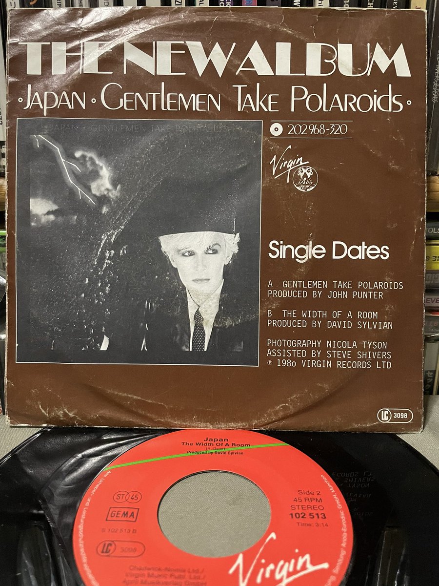 JAPAN / GENTLEMEN TAKE POLAROIDS
80年独盤7inchシングル・レコード
Virgin – 102 513, Virgin – 102 513-100

A面のラベル"Gentleman"の誤表記

A面はSingle Edit Ver. PV↓
youtu.be/wEdX0veLihM?si…

B面「he Width Of A Room」Rob Dean作のインスト曲でアルバム未収録
youtu.be/H4o3IFG89oM?si…