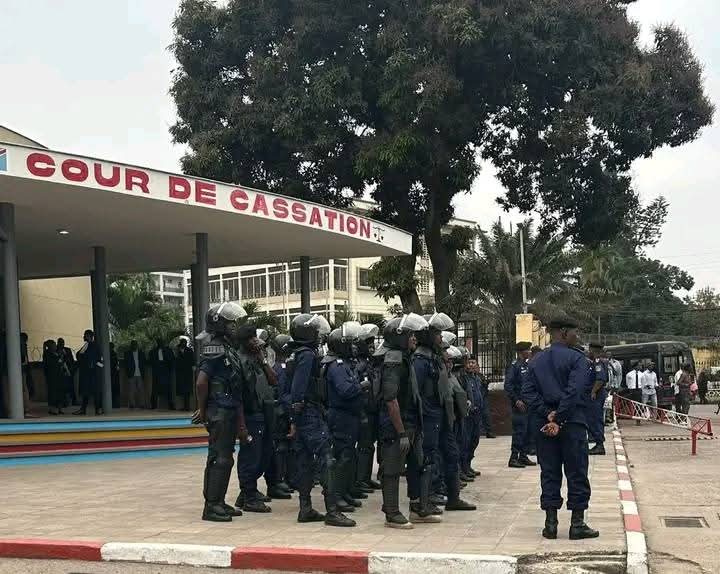 KyalondawaDan's tweet image. 🔴 #RDC : Forte présence policière autour de la Cour de cassation à #Kinshasa avant le verdict dans l'affaire Constant Mutamba, accusé de détournement de 19M$. risque de troubles. #JusticeRDC #Mutamba