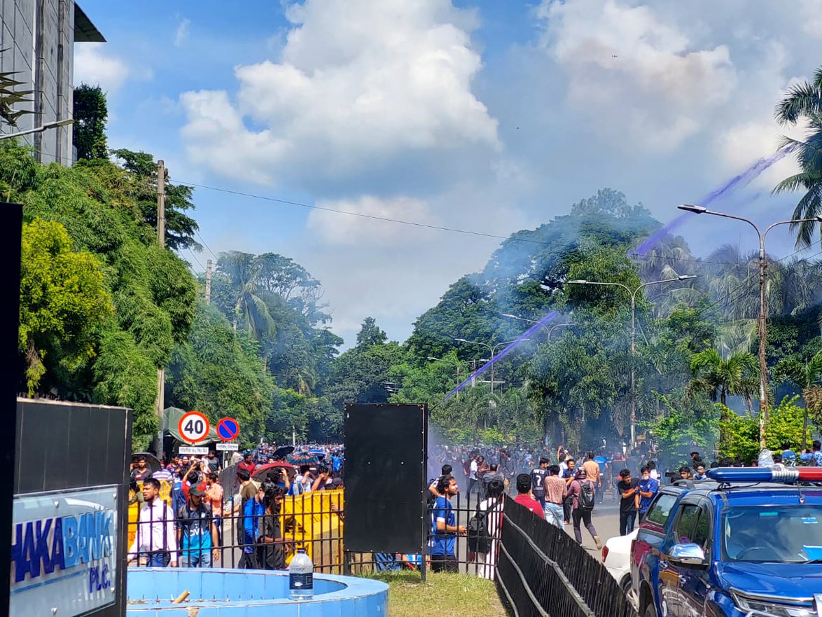 tbsnewsbd's tweet image. Police use batons, teargas, sound grenades, water cannon as engineering students march to CA residence

Photo: Rajib Dhar &amp;amp; Fahad Jaman /TBS
Link in comments

#StudentProtests #shahbagblockade #engineeringstudents #TBSNews