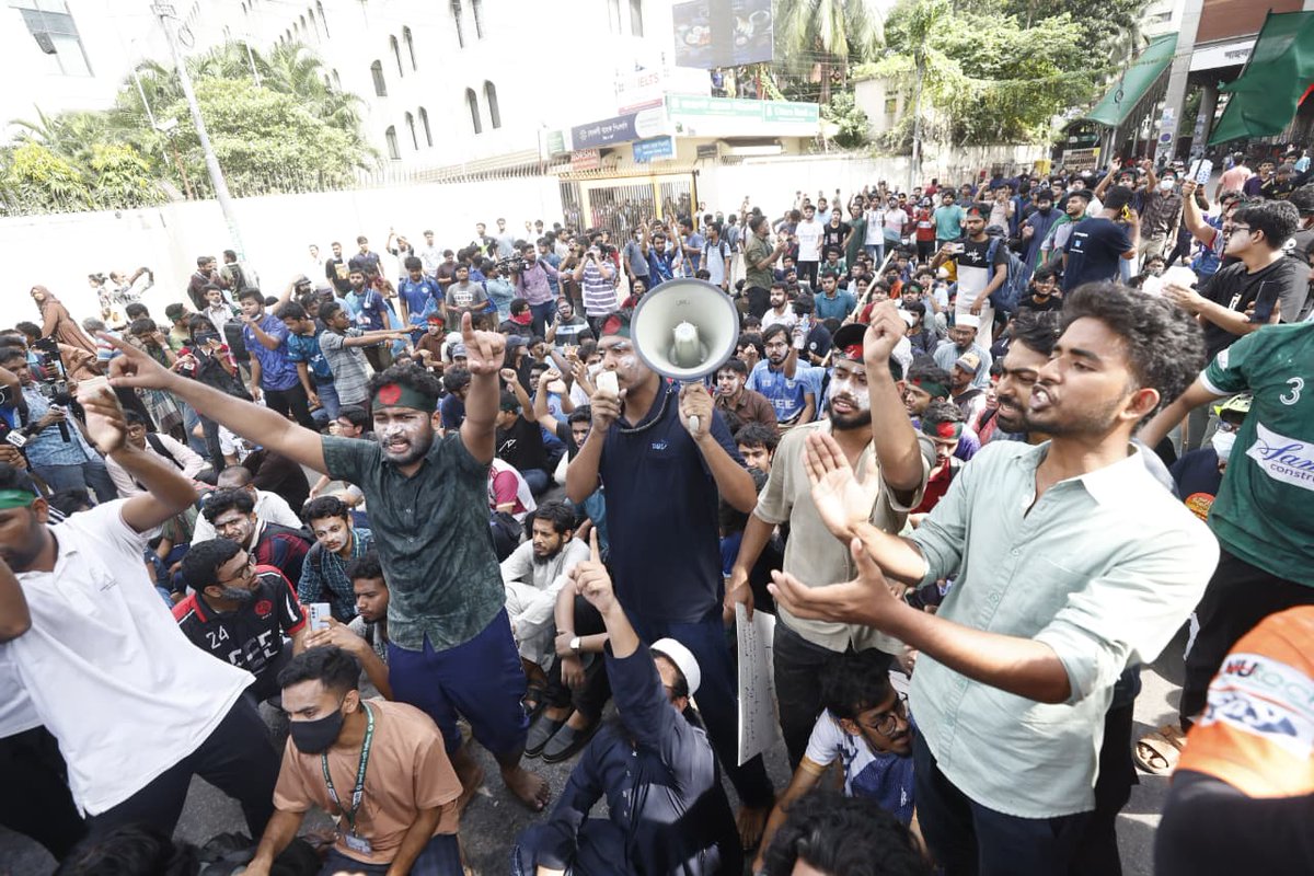 tbsnewsbd's tweet image. Police use batons, teargas, sound grenades, water cannon as engineering students march to CA residence

Photo: Rajib Dhar &amp;amp; Fahad Jaman /TBS
Link in comments

#StudentProtests #shahbagblockade #engineeringstudents #TBSNews