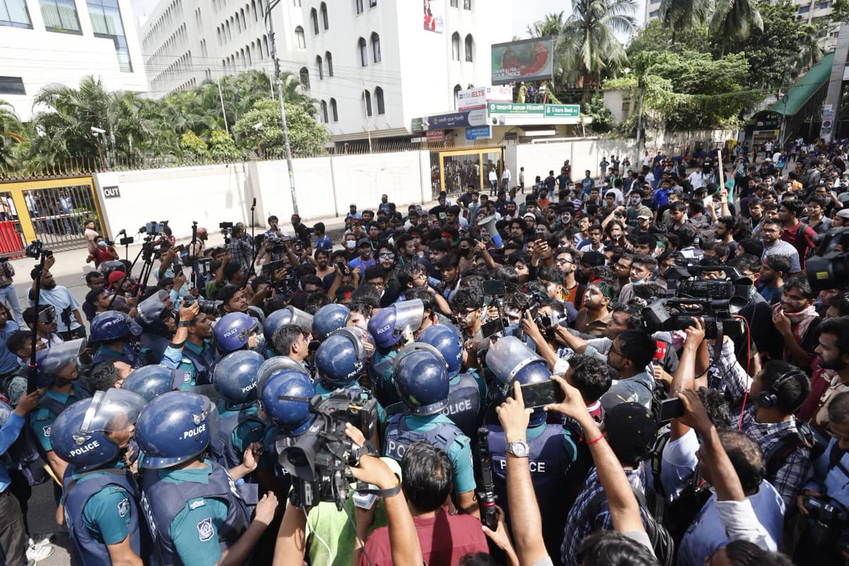tbsnewsbd's tweet image. Police use batons, teargas, sound grenades, water cannon as engineering students march to CA residence

Photo: Rajib Dhar &amp;amp; Fahad Jaman /TBS
Link in comments

#StudentProtests #shahbagblockade #engineeringstudents #TBSNews