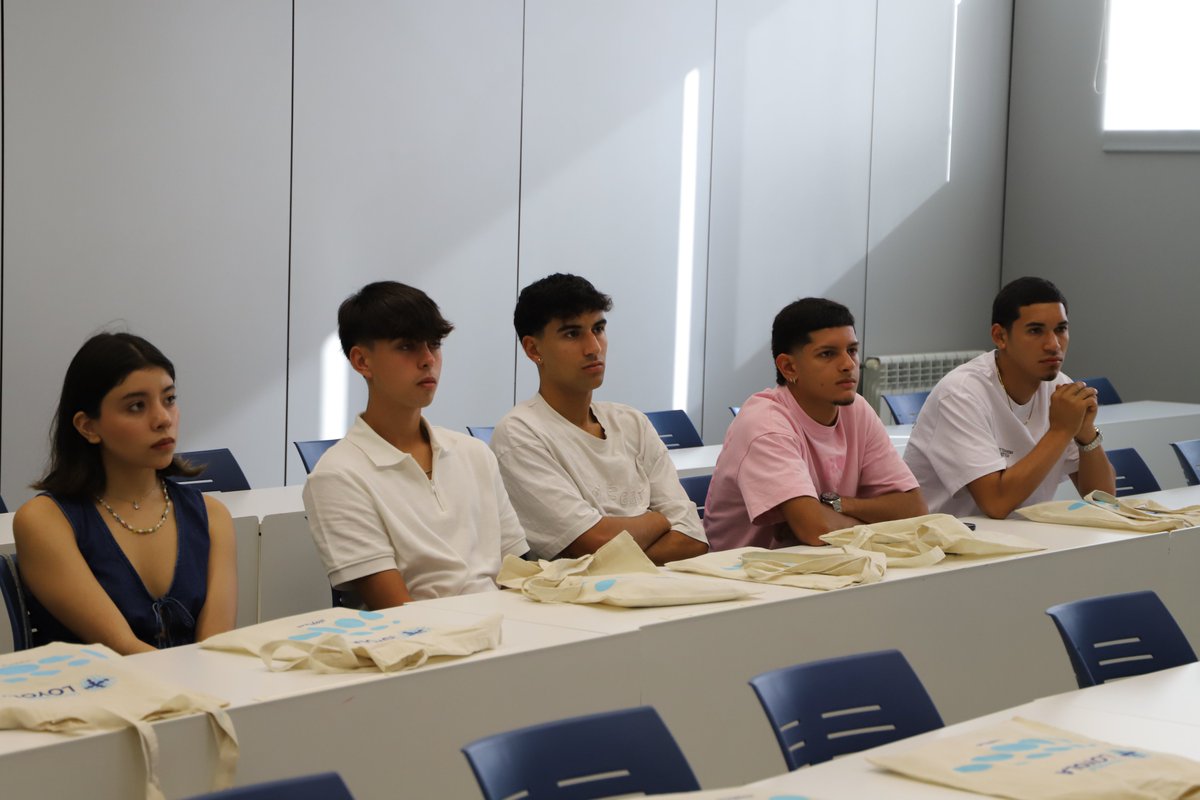 🎓 Y Este año contamos en Córdoba con 14 estudiantes internacionales de matrícula completa que han elegido Loyola para desarrollar aquí toda su formación universitaria. ¡Gracias por confiar en nosotros y bienvenidos a vuestra casa! 💙 También a las 13h los recibiremos en Sevilla.