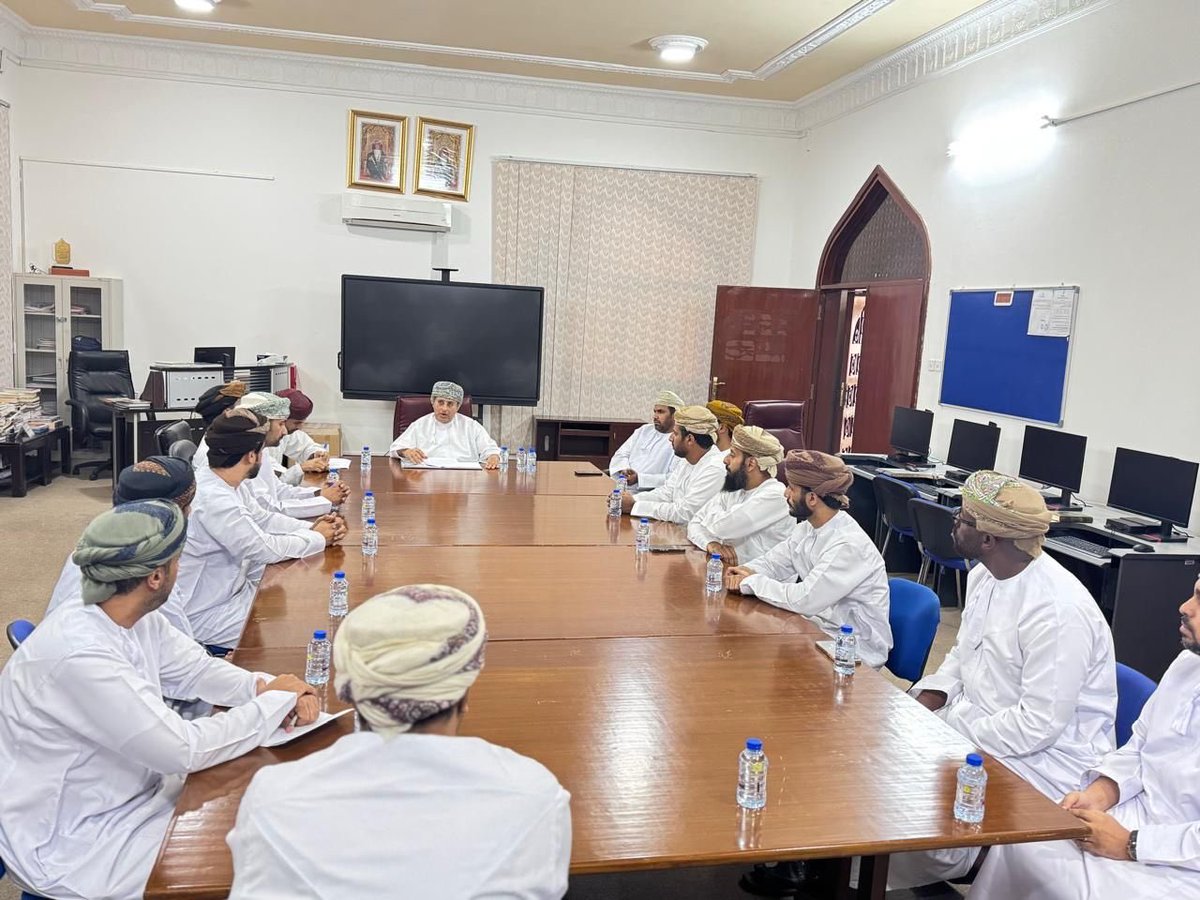 ترأّس الشيخ عمر المردوف الكثيري، مدير إدارة الشؤون التعليمية والمساجد بصلالة، اجتماعًا بالهيئة الإدارية والتدريسية في معهد العلوم الإسلامية بصلالة، لمناقشة الاستعداد للعام الدراسي الجديد واستعراض التوجيهات والأفكار لتطوير العملية التعليمية والتربوية.