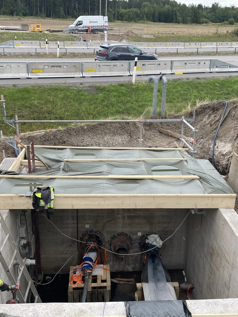 Nu testar <a href="/tekniskaverken/">Tekniska verken</a> relining av äldre fjärrvärmerör istället för traditionell reparation &amp; utbyte. Minskar avsevärt behovet av att gräva upp gator. Ett nytt rör i röret helt enkelt #fjärrvärme