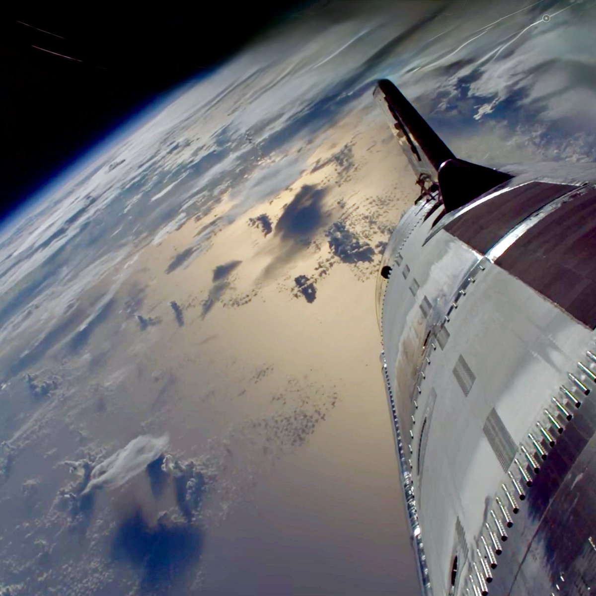 Standing on the shoulders of giants.
These images are 60 years apart.

LEFT: Gemini IV, 1965
RIGHT: Starship Flight 10, 2025

Huge congratulations to @spacex - incredible achievement.

Gemini &amp; Mercury Remastered, out tomorrow, tells the full story of how it all began.