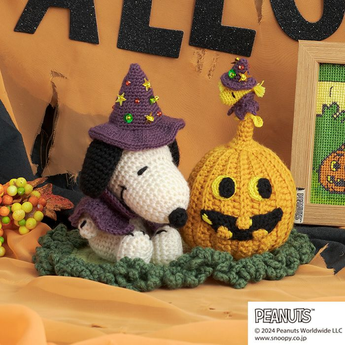 🧡「SNOOPY and Friends」好評発売中！🧡  
＼秋の風に乗ってやってきた🎃スヌーピーのハロウィン編みぐるみ🧶✨／  

お待たせしました！発売が遅れていた  
「＜スヌーピーのハロウィン＞（編み物 材料セット）」が、ついにオンラインショップに入荷しました🍁