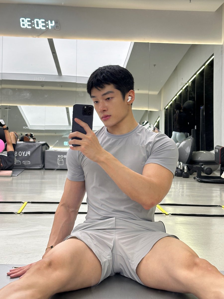 Isaacgoodboy's tweet photo. 最爱的灰色🩶🤍 https://t.co/tTDjGLhz7m