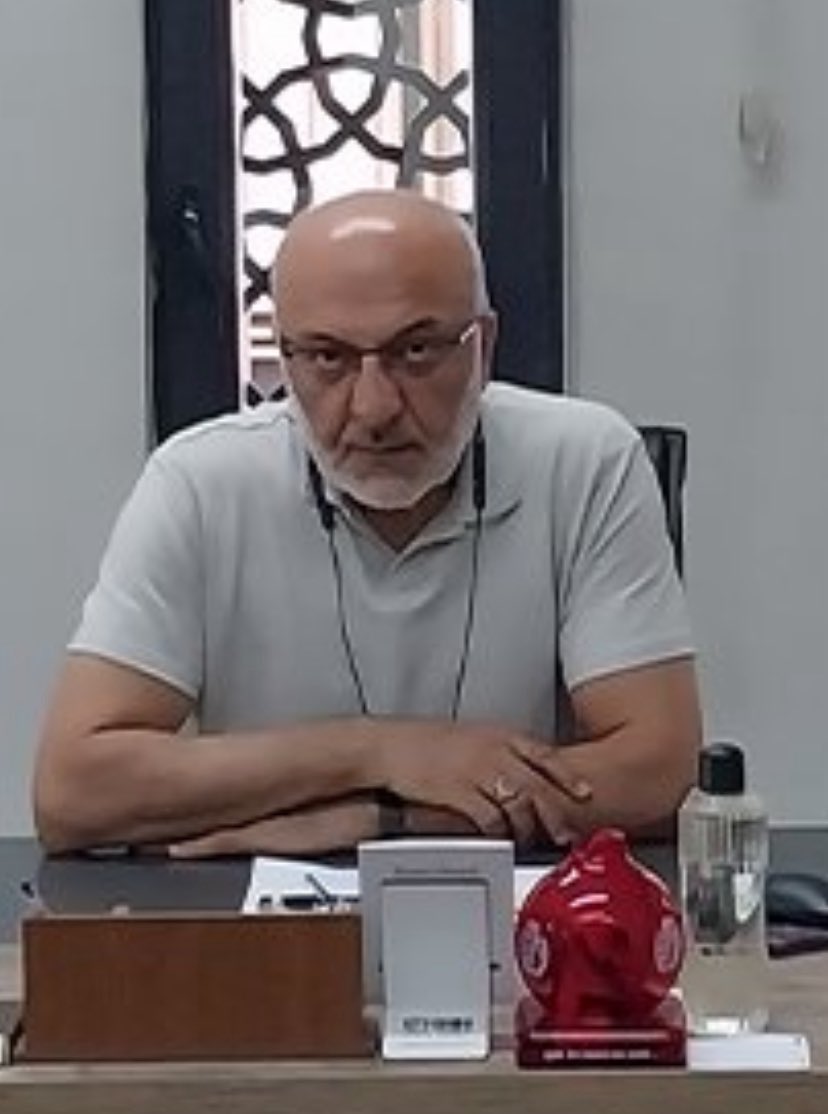 Bakın bu zevat göz doktoru ama kadınların götüne bakıp hasta seçiyor. Bunun gibilerin doktor olmaması lazım