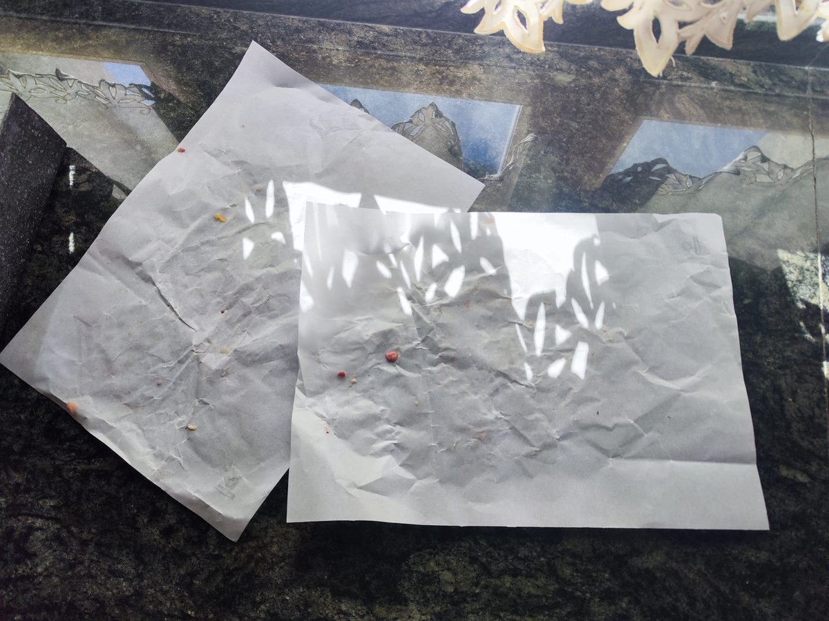 JavierGosalbez's tweet photo. @PepaGea Esto es lo que contaminas con plásticos cuando haces un cocido comprado en la carnicería de tu barrio o cuando lo compras en Mercadona. 
Papel de parafina vs bandejas de plástico a cascoporro. https://t.co/N1sqLeMO4g