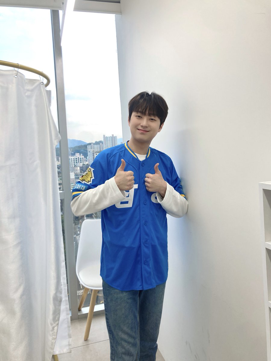 ChanWonOfficial's tweet photo. 📸 찬또그래퍼 📸

오늘은 실시간 찬원을 만날 수 있는 날🙌🏻

알아주는 ⚾️야구 덕후 찬원이
편파적인 중계로 찾아간다고 하니😆

모두 지금 바로
👉형수는 케이윌 유튜브 채널👈로
모여주세요💖

#이찬원 #LeeChanWon
#형수는케이윌 
#티엔엔터테인먼트 https://t.co/Xv0EQWSPjL