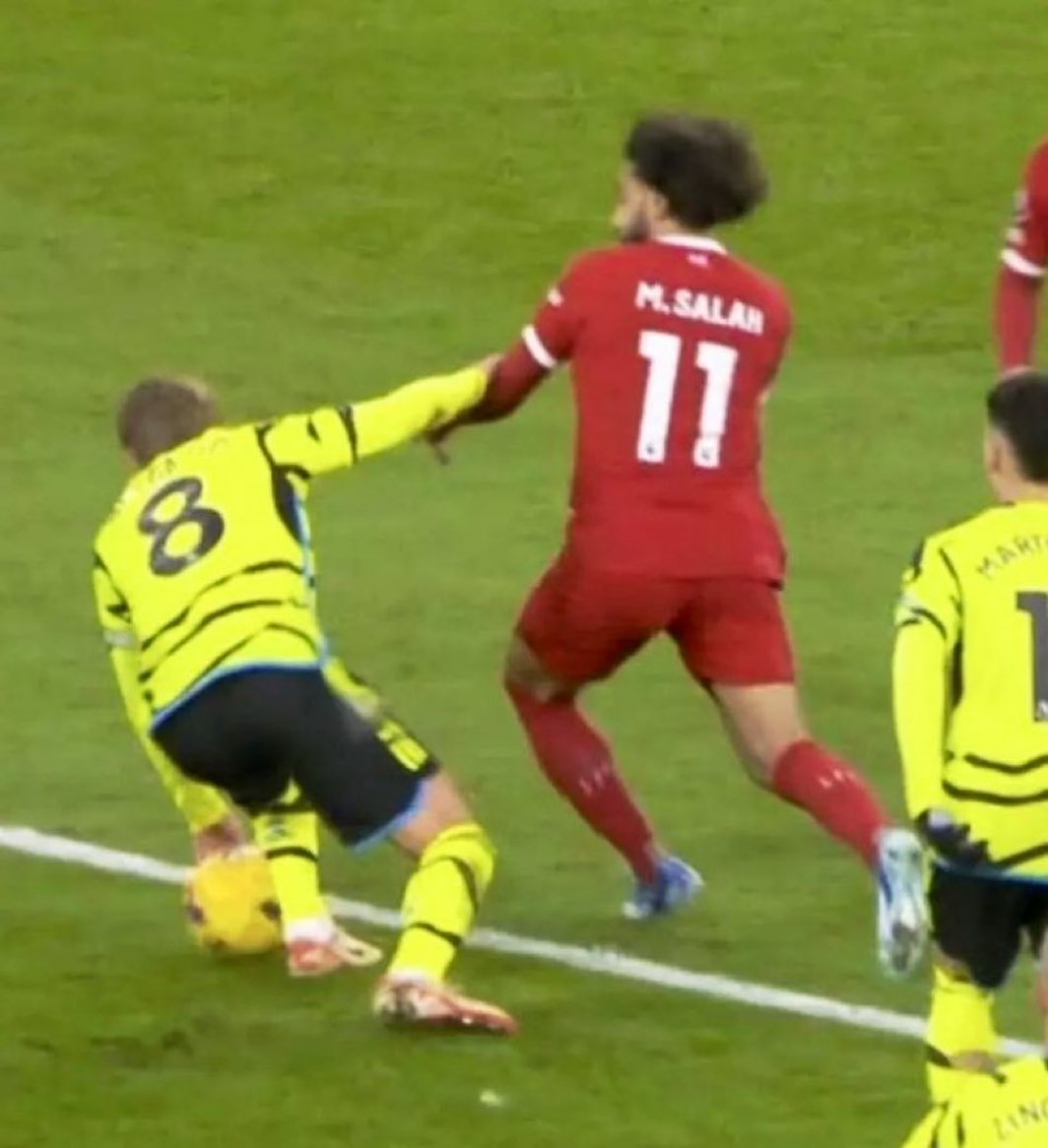 This is your manager with Chris Kavanagh after he allowed Odegaard to play basketball at Anfield btw