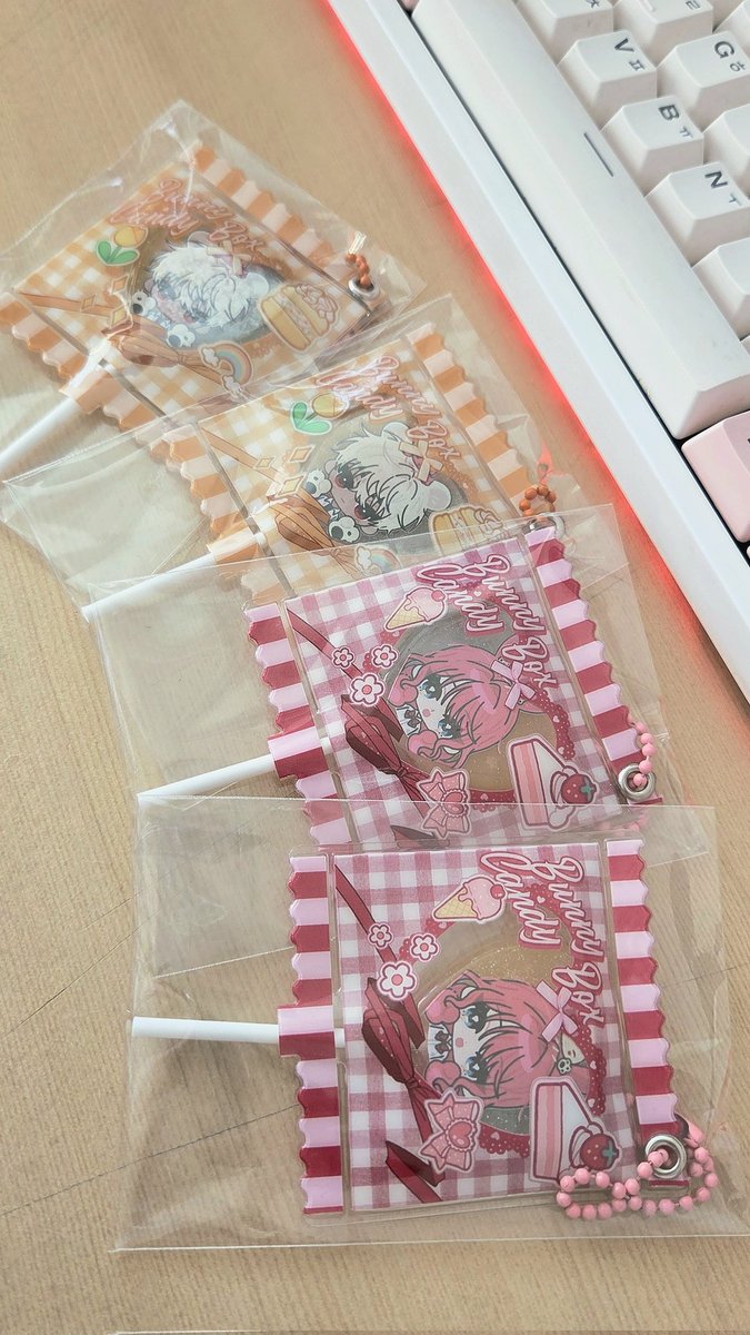 귀여워서 허락받고 올려봅니다❤️
됮이젤리 작업물로 귀여운 키링 제작해서 보여주셨어요>//<❤️