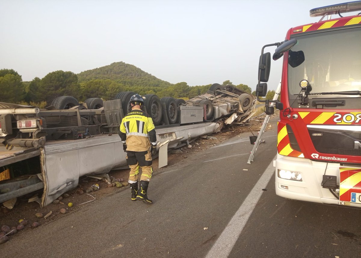 Servicios de emergencias han atendido un accidente de circulación en la RM-15, <a href="/aytoBullas/">Ayuntamiento Bullas</a>  sentido Mula a la altura del PK 38.

Han intervenido:

🚓 <a href="/guardiacivil/">Guardia Civil</a> de Trafico
🚑 #061Murcia 
🚒 <a href="/BomberosCEIS_RM/">Bomberos Región de Murcia - CEIS</a> 
🦺 #MantenimientoCarreteras

📷 Fotografía facilitada por Bomberos